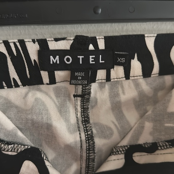 Motel black and white flare jeans - Picture 3 of 4